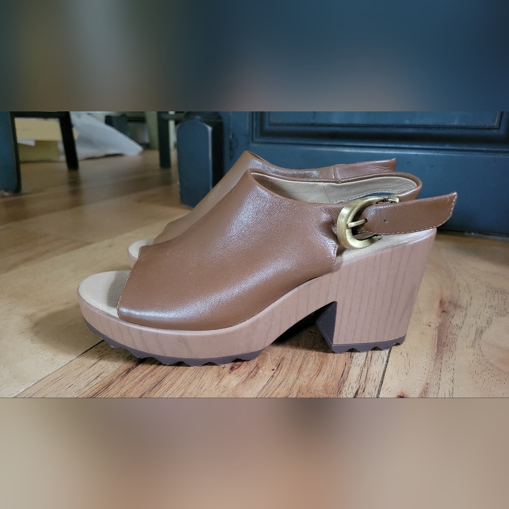 Dr. Scholl's Tan Mules with Gold Accent